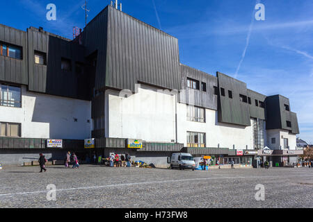 Jihlava, Place Masaryk avec le grand magasin avant, style brutaliste, République Tchèque Banque D'Images