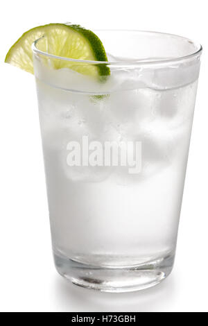 Détail d'un simple verre d'eau avec des cubes de glace flottante et lime slice Banque D'Images