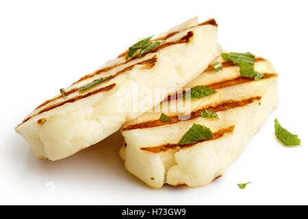 Deux tranches de fromage halloumi grillé isolé sur blanc en perspective. Avec marquer et de menthe. Banque D'Images