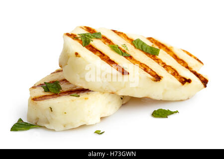 Deux tranches de fromage halloumi grillé isolé sur blanc en perspective. Avec marquer et de menthe. Banque D'Images