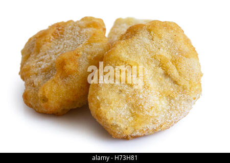 Nuggets de poulet congelés non cuits et battues isolé sur blanc en perspective. Banque D'Images