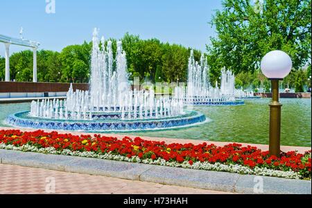 La ville de Tachkent possède de magnifiques sites récréatifs avec des fleurs, des jardins luxuriants et de nombreuses fontaines, de l'Ouzbékistan. Banque D'Images