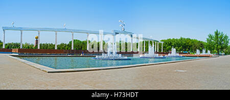 Le domaine de la place de l'indépendance décorées avec de beaux monuments, de nombreuses fontaines et d'un écrin de verdure, Tachkent, Ouzbékistan. Banque D'Images