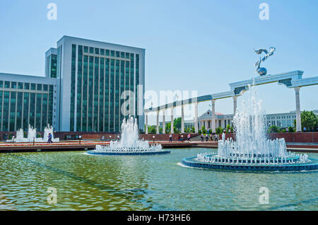 L'architecture moderne de la place de l'indépendance avec la fraîcheur des fontaines et des sculptures pittoresques Banque D'Images