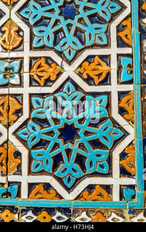 Les motifs islamiques colorés sur la tuile vitrée sur le mur de la Mosquée Hazrat Imam, Tachkent, Ouzbékistan Banque D'Images