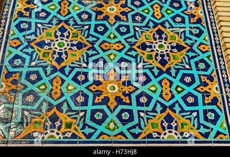 Les carreaux sur le mur de la mosquée Hazrat Imam décoré de motifs floraux et géométriques, stellaire des modèles islamiques Banque D'Images