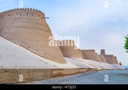 Khiva est la forteresse bien préservés, des murs entourant la ville historique, de l'Ouzbékistan. Banque D'Images