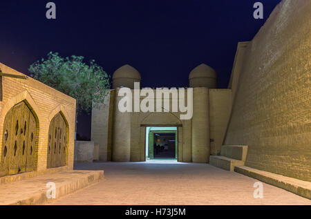 Le soir, vue sur la barrière ouest de Itchan Kala avec le haut rempart de la forteresse intérieure de la droite, Khiva Banque D'Images