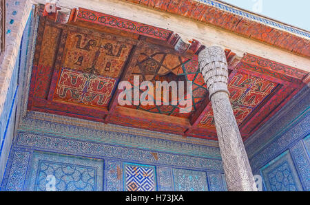 Le plafond dans la cour intérieure de l'Harem Tosh Hovli (ou Tash Hauli) palais décoré de motifs colorés en bois sculpté Banque D'Images