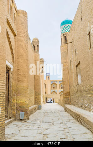 Les rues de la vieille Khiva sont très étroites avec les hauts murs de la maisons des deux côtés, de l'Ouzbékistan. Banque D'Images