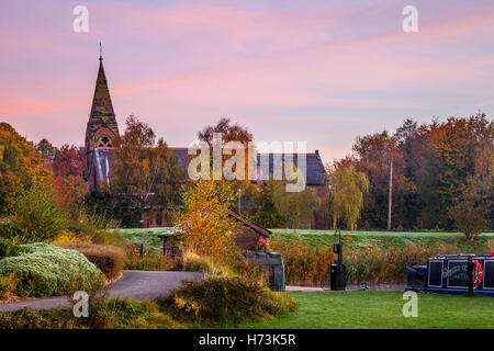Rufford, Lancashire, Royaume-Uni. Météo britannique. Démarrage à froid et brumeux avec des températures au-dessous de zéro. L'église en brique rouge de St Marie la Vierge, construite dans le style gothique avec un clocher, est un bâtiment classé Grade II situé à côté de la Leeds Liverpool canal. Banque D'Images