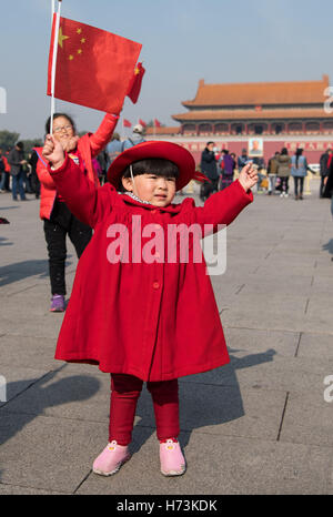 Beijing, Chine. 09Th Nov, 2016. Une jeune fille se tient sur la Place Tiananmen, la porte de la paix céleste, l'extérieur de l'entrée de la Cité Interdite à Beijing, Chine, 02 novembre 2016. Photo : Bernd VON JUTRCZENKA/dpa/Alamy Live News Banque D'Images