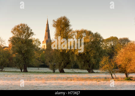 Overcote Cambridgeshire, Royaume-Uni, 2 novembre 2016. Le clocher de l'église de St Mary brille dans la lumière du matin situé dans frosty meadows comme le soleil se lève sur une claire et nette, frosty matin d'automne. Après un léger sort c'est le premier gel d'automne dans l'Est du Royaume-Uni. Julian crédit Eales/Alamy Live News Banque D'Images