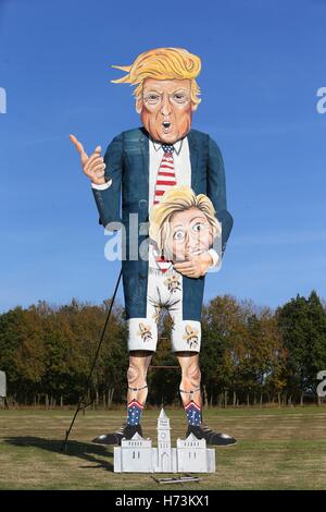 Edenbridge, UK. 2 novembre 2016.Un géant 30ft effigie du candidat du Parti républicain à la présidence des États-Unis Donald Trump qui sera brûlé le 5 novembre lors de l'annuel de la ville de joie nuit de célébrations. Des photos au téléobjectif : Crédit / Alamy Live News Banque D'Images