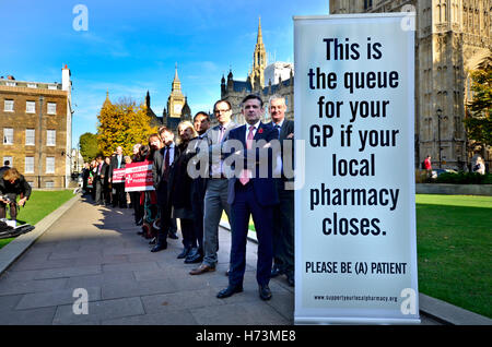 Londres, Royaume-Uni. 2 novembre, 2016. Secrétaire de la Santé de l'ombre Jon Ashworth MP à l'avant de la file d'attente pour faire campagne contre la réduction du financement pour les pharmacies communautaires, avant un débat et un vote à la Chambre des communes plus tard dans la journée. Credit : PjrNews/Alamy Live News Banque D'Images