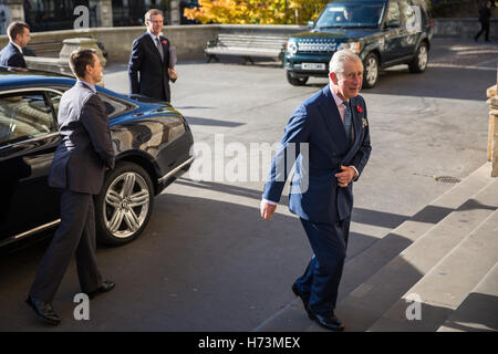 Londres, Royaume-Uni. 2e Nov, 2016. Le Prince de Galles arrive au Musée d'histoire naturelle pour saluer le président de la République de Colombie, Son Excellence le président Juan Manuel Santos Calderón pour un événement fête la biodiversité et la collaboration scientifique en Colombie. La visite du Président faisait partie de la première visite officielle au Royaume-Uni par un président de la République de Colombie. Credit : Mark Kerrison/Alamy Live News Banque D'Images