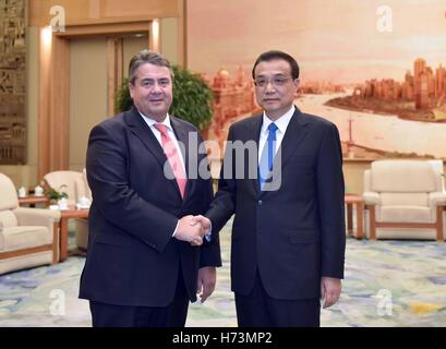 Beijing, Chine. 1er novembre 2016. Le Premier ministre chinois Li Keqiang (R) rencontre avec le vice-chancelier allemand Sigmar Gabriel, à Beijing, capitale de la Chine, le 1 novembre 2016. Credit : Zhang Duo/Xinhua/Alamy Live News Banque D'Images