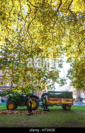 Bath, Somerset, Angleterre, Royaume-Uni. 2e Nov, 2016. La collecte de feuilles tombées des travailleurs du Conseil dans le cirque. Plutôt que d'utiliser un balai traditionnel qu'ils emploient actuellement un aspirateur géant pour accélérer le travail. Photo par:Richard Wayman Crédit : Richard Wayman/Alamy Live News Banque D'Images