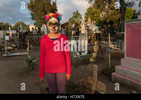 San Miguel de Allende, Mexique. 06Th Nov, 2016. Une jeune fille comme la Calavera Catrina visite le cimetière de Nuestra Señora de Guadalupe au cours de la Journée de la fête des morts le 1 novembre, 2016 à San Miguel de Allende, Guanajuato, Mexique. La semaine de célébration est un moment où les Mexicains bienvenue les morts à la terre pour une visite et célébrer la vie. Credit : Planetpix/Alamy Live News Banque D'Images