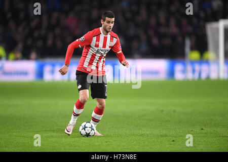 Gaston Pereiro de Eindhoven en action lors de la Ligue des Champions match de football entre le Bayern Munich et le PSV Eindhoven au stade Philips à Eindhoven, Pays-Bas, 01 novembre 2016. Photo : MARIUS BECKER/dpa Banque D'Images