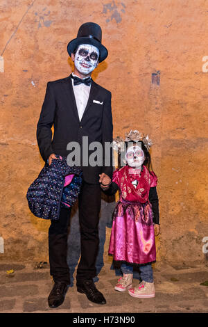 San Miguel de Allende, Mexique. 06Th Nov, 2016. Un père et sa fille habillé comme calaca et la Calavera Catrina pendant le jour de la fête des morts le 1 novembre, 2016 à San Miguel de Allende, Guanajuato, Mexique. La semaine de célébration est un moment où les Mexicains bienvenue les morts à la terre pour une visite et célébrer la vie. Credit : Planetpix/Alamy Live News Banque D'Images