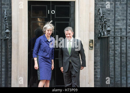 Londres, Royaume-Uni. 2e Nov, 2016. Le président Santos de Colombie-Britannique et de l'UK PM Mayon les étapes de Downing Street, London Crédit : Ian Davidson/Alamy Live News Banque D'Images