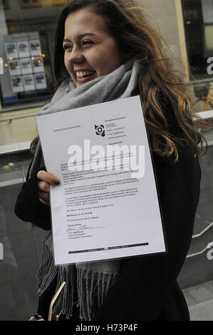 Copenhague, Danemark. 2 novembre, 2016. Les étudiants danois de diverses écoles de donner un jour libre de travailler et de vendre des gâteaux et du café à un prix vente et le don rendez à but non lucratif dynamique trust au Kenya . Crédit : François-Joseph Doyen / Deanpictures/Alamy Live News Banque D'Images