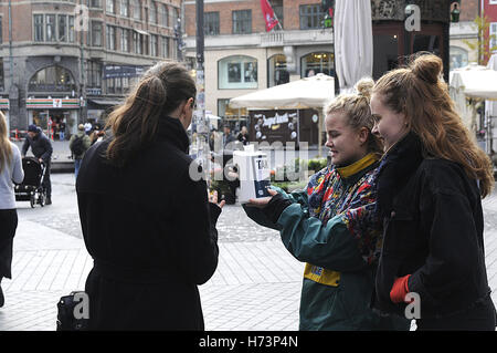 Copenhague, Danemark. 2 novembre, 2016. Les étudiants danois de diverses écoles de donner un jour libre de travailler et de vendre des gâteaux et du café à un prix vente et le don rendez à but non lucratif dynamique trust au Kenya . Crédit : François-Joseph Doyen / Deanpictures/Alamy Live News Banque D'Images