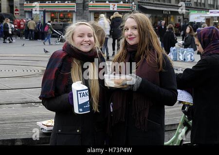 Copenhague, Danemark. 2 novembre, 2016. Les étudiants danois de diverses écoles de donner un jour libre de travailler et de vendre des gâteaux et du café à un prix vente et le don rendez à but non lucratif dynamique trust au Kenya . Crédit : François-Joseph Doyen / Deanpictures/Alamy Live News Banque D'Images