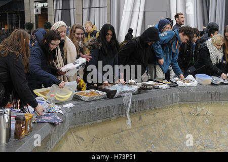 Copenhague, Danemark. 2 novembre, 2016. Les étudiants danois de diverses écoles de donner un jour libre de travailler et de vendre des gâteaux et du café à un prix vente et le don rendez à but non lucratif dynamique trust au Kenya . Crédit : François-Joseph Doyen / Deanpictures/Alamy Live News Banque D'Images