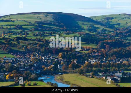 Builth Wells, Powys, Wales, UK. 2 novembre, 2016. Une vue de Builth Wells dans aurumn. Couleurs d'automne sont vus par la rivière Wye à Builth Wells, Powys, au Royaume-Uni. Après une nuit froide avec des températures chutant à environ 3 degrés Celsius, la journée commence avec ciel bleu ensoleillé. Credit : Graham M. Lawrence/Alamy Live News. Banque D'Images