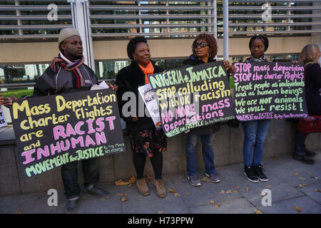 Londres, Angleterre, Royaume-Uni 02 Nov 2016 : Barac UK L'hôte d'une manifestation en face du Home Office pour arrêter les déportations forcées, le mercredi 7 septembre, le gouvernement britannique a retiré de force 42 personnes sur une société jamaïcaine vol nolisé vers le pays il ne sait pas tout à propos de la famille divisée. Credit : Voir Li/Alamy Live News Banque D'Images