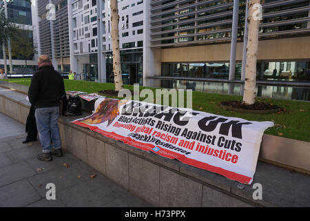 Londres, Angleterre, Royaume-Uni 02 Nov 2016 : Barac UK L'hôte d'une manifestation en face du Home Office pour arrêter les déportations forcées, le mercredi 7 septembre, le gouvernement britannique a retiré de force 42 personnes sur une société jamaïcaine vol nolisé vers le pays il ne sait pas tout à propos de la famille divisée. Credit : Voir Li/Alamy Live News Banque D'Images