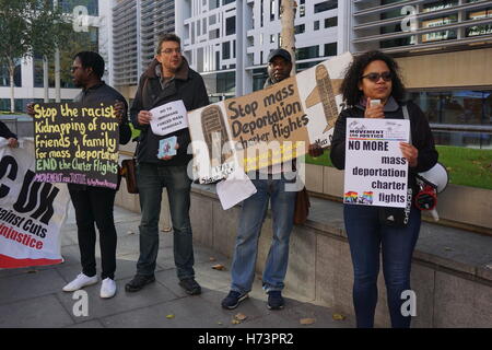 Londres, Angleterre, Royaume-Uni 02 Nov 2016 : Barac UK L'hôte d'une manifestation en face du Home Office pour arrêter les déportations forcées, le mercredi 7 septembre, le gouvernement britannique a retiré de force 42 personnes sur une société jamaïcaine vol nolisé vers le pays il ne sait pas tout à propos de la famille divisée. Credit : Voir Li/Alamy Live News Banque D'Images