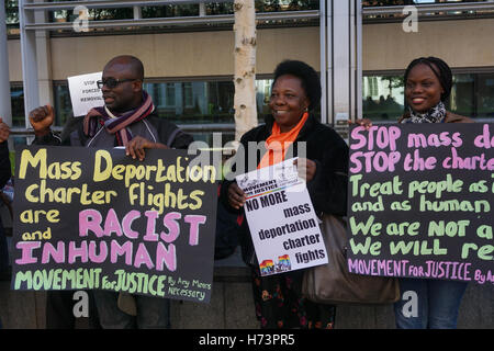 Londres, Angleterre, Royaume-Uni 02 Nov 2016 : Barac UK L'hôte d'une manifestation en face du Home Office pour arrêter les déportations forcées, le mercredi 7 septembre, le gouvernement britannique a retiré de force 42 personnes sur une société jamaïcaine vol nolisé vers le pays il ne sait pas tout à propos de la famille divisée. Credit : Voir Li/Alamy Live News Banque D'Images