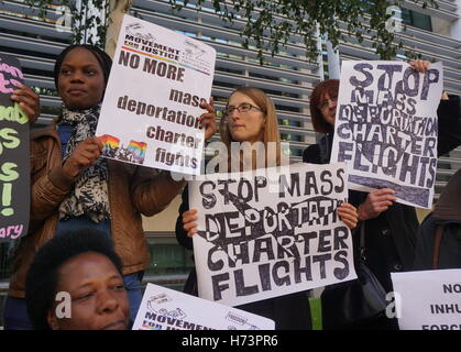 Londres, Angleterre, Royaume-Uni 02 Nov 2016 : Barac UK L'hôte d'une manifestation en face du Home Office pour arrêter les déportations forcées, le mercredi 7 septembre, le gouvernement britannique a retiré de force 42 personnes sur une société jamaïcaine vol nolisé vers le pays il ne sait pas tout à propos de la famille divisée. Credit : Voir Li/Alamy Live News Banque D'Images