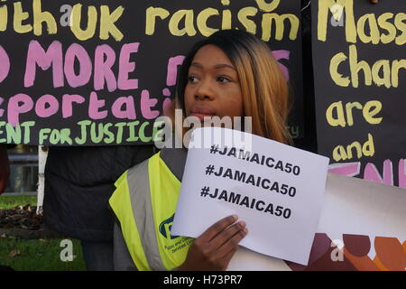 Londres, Angleterre, Royaume-Uni 02 Nov 2016 : Barac UK L'hôte d'une manifestation en face du Home Office pour arrêter les déportations forcées, le mercredi 7 septembre, le gouvernement britannique a retiré de force 42 personnes sur une société jamaïcaine vol nolisé vers le pays il ne sait pas tout à propos de la famille divisée. Credit : Voir Li/Alamy Live News Banque D'Images