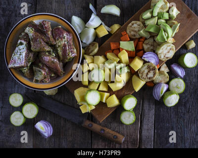 2 novembre 2016 - côtes cru mariné et légumes hachés sur une planche à découper sur une vieille table en bois patiné © Igor Golovniov/ZUMA/Alamy Fil Live News Banque D'Images