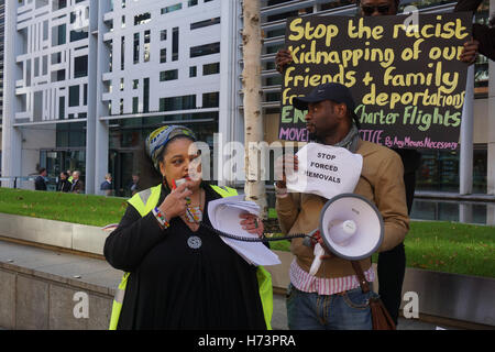 Londres, Angleterre, Royaume-Uni 02 Nov 2016 : Barac UK L'hôte d'une manifestation en face du Home Office pour arrêter les déportations forcées, le mercredi 7 septembre, le gouvernement britannique a retiré de force 42 personnes sur une société jamaïcaine vol nolisé vers le pays il ne sait pas tout à propos de la famille divisée. Credit : Voir Li/Alamy Live News Banque D'Images