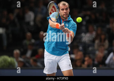 Paris, France. 2 novembre, 2016. BNP PARIBAS MASTERS (2e tour) FÉDÉRATION FRANCAISE DE TENNIS - Gilles Muller (LUX) en action contre Novak Djokovic (SRB) - Crédit : Yan Lerval/Alamy live news Banque D'Images