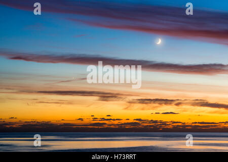 La baie de Kimmeridge, Dorset, UK. 2e Nov, 2016. Météo britannique. La Lune et Vénus dans le ciel peu après un magnifique coucher de soleil à Kimmeridge Bay sur la côte jurassique du Dorset sur encore soir de novembre. Crédit photo : Graham Hunt/Alamy Live News Banque D'Images