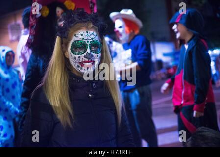 La ville de Mexico, Mexico City, MX. 2e Nov, 2016. Le Jour des morts est un festival traditionnel mexicain célébrant la vie et la mort où les familles honneur aux amis et aux êtres chers qui sont décédés. .Les costumes colorés, des décorations et des crânes de sucre, bien sûr, ont contribué à l'appréciation de cette fête traditionnelle répartis au pays et partout dans le monde. Crédit : Joel Alvarez/ZUMA/Alamy Fil Live News Banque D'Images