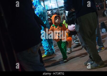 La ville de Mexico, Mexico City, MX. 2e Nov, 2016. Le Jour des morts est un festival traditionnel mexicain célébrant la vie et la mort où les familles honneur aux amis et aux êtres chers qui sont décédés. .Les costumes colorés, des décorations et des crânes de sucre, bien sûr, ont contribué à l'appréciation de cette fête traditionnelle répartis au pays et partout dans le monde. Crédit : Joel Alvarez/ZUMA/Alamy Fil Live News Banque D'Images