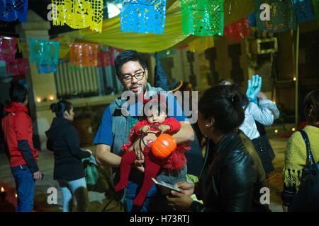 La ville de Mexico, Mexico City, MX. 2e Nov, 2016. Le Jour des morts est un festival traditionnel mexicain célébrant la vie et la mort où les familles honneur aux amis et aux êtres chers qui sont décédés. .Les costumes colorés, des décorations et des crânes de sucre, bien sûr, ont contribué à l'appréciation de cette fête traditionnelle répartis au pays et partout dans le monde. Crédit : Joel Alvarez/ZUMA/Alamy Fil Live News Banque D'Images