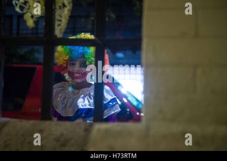 La ville de Mexico, Mexico City, MX. 2e Nov, 2016. Le Jour des morts est un festival traditionnel mexicain célébrant la vie et la mort où les familles honneur aux amis et aux êtres chers qui sont décédés. .Les costumes colorés, des décorations et des crânes de sucre, bien sûr, ont contribué à l'appréciation de cette fête traditionnelle répartis au pays et partout dans le monde. Crédit : Joel Alvarez/ZUMA/Alamy Fil Live News Banque D'Images