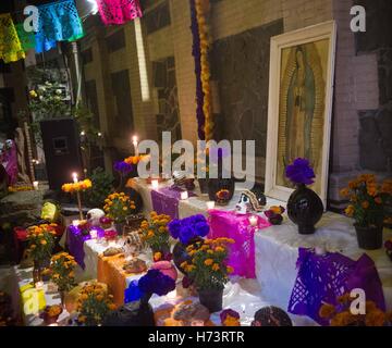 La ville de Mexico, Mexico City, MX. 2e Nov, 2016. Des crânes et des autels avec ofrendas ont été placées dans toute la ville. L'autel est l'un des plus uniques façons le Jour des Morts est célébré. Un autel est fait en l'honneur du défunt et peut être affiché à la tombe, le parc ou à la maison. Des offrandes de nourriture, boissons et biens précieux sont affichées. La ofrenda et les autels sont utilisés pour accueillir les esprits des ancêtres dans la maison. Crédit : Joel Alvarez/ZUMA/Alamy Fil Live News Banque D'Images