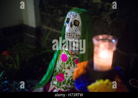 La ville de Mexico, Mexico City, MX. 2e Nov, 2016. Des crânes et des autels avec ofrendas ont été placées dans toute la ville. L'autel est l'un des plus uniques façons le Jour des Morts est célébré. Un autel est fait en l'honneur du défunt et peut être affiché à la tombe, le parc ou à la maison. Des offrandes de nourriture, boissons et biens précieux sont affichées. La ofrenda et les autels sont utilisés pour accueillir les esprits des ancêtres dans la maison. Crédit : Joel Alvarez/ZUMA/Alamy Fil Live News Banque D'Images