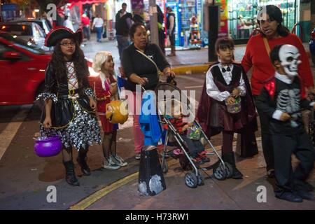 La ville de Mexico, Mexico City, MX. 2e Nov, 2016. Le Jour des morts est un festival traditionnel mexicain célébrant la vie et la mort où les familles honneur aux amis et aux êtres chers qui sont décédés. .Les costumes colorés, des décorations et des crânes de sucre, bien sûr, ont contribué à l'appréciation de cette fête traditionnelle répartis au pays et partout dans le monde. Crédit : Joel Alvarez/ZUMA/Alamy Fil Live News Banque D'Images