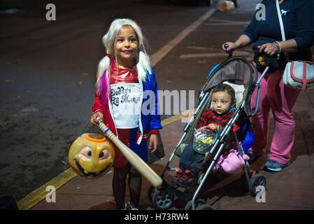 La ville de Mexico, Mexico City, MX. 2e Nov, 2016. Le Jour des morts est un festival traditionnel mexicain célébrant la vie et la mort où les familles honneur aux amis et aux êtres chers qui sont décédés. .Les costumes colorés, des décorations et des crânes de sucre, bien sûr, ont contribué à l'appréciation de cette fête traditionnelle répartis au pays et partout dans le monde. Crédit : Joel Alvarez/ZUMA/Alamy Fil Live News Banque D'Images