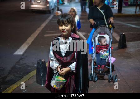 La ville de Mexico, Mexico City, MX. 2e Nov, 2016. Le Jour des morts est un festival traditionnel mexicain célébrant la vie et la mort où les familles honneur aux amis et aux êtres chers qui sont décédés. .Les costumes colorés, des décorations et des crânes de sucre, bien sûr, ont contribué à l'appréciation de cette fête traditionnelle répartis au pays et partout dans le monde. Crédit : Joel Alvarez/ZUMA/Alamy Fil Live News Banque D'Images